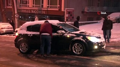  Başkent'e yoğun kar yağışı sürücülere zor anlar yaşattı