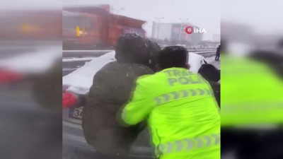  Beylikdüzü’nde trafik polisinin karla mücadelesi