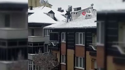 kar temizleme - Çatıda tehlikeli kar temizleme anı kamerada Videosu