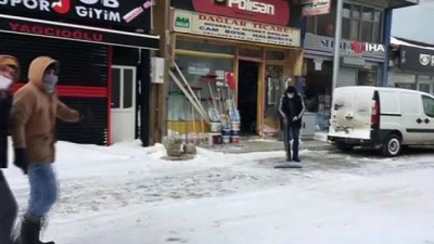 kar manzaralari -  Dükkanlarını açan esnafların karla mücadele çalışması Videosu