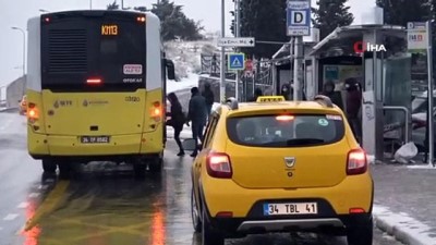  İstanbullular yağan karın altında işe gitmek için yollara düştü
