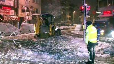  Kağıthane’de yoğun kar yağışı nedeniyle yol kenarındaki ağaç devrildi