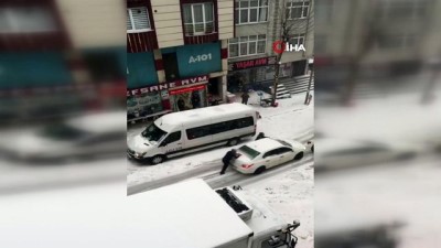  Esenyurt'ta karda kayan aracın minibüse çarptığı anlar kamerada