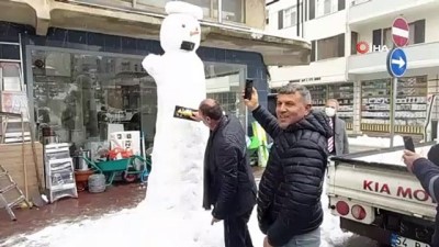 kardan adam -  Esnaf bir araya geldi ortaya 3 metrelik kardan adam çıktı Videosu