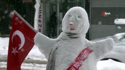 ilginc goruntu -   Esnafın kardan adam sevgisi Videosu
