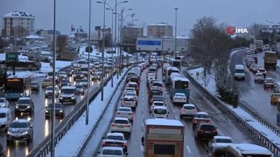  İstanbul'da sabah saatlerinde trafik yoğunluğu