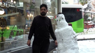 kardan adam -  İzmitli berber müşteri bulamayınca kardan adamı tıraş etti Videosu