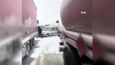 Kar yağışı beraberinde kazaları da getirdi