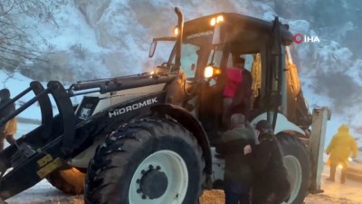 kar temizleme -  Antalya'da yolda kalan vatandaşlar iş makineleriyle evlerine ulaştırıldı Videosu
