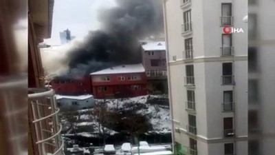  Ataşehir'de ev yangını. İtfaiye ekipleri yangına müdahale ediyor