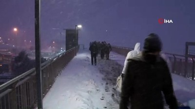 kar yagisi -  Beylikdüzü'nde şiddetli kar yağışı etkili oluyor Videosu