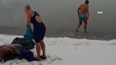  - Gürcistan’da bir çift kar yağışını buz gibi göle girerek kutladı