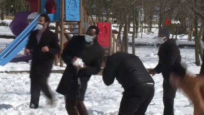 kar topu -  İlk kez kar gören Afrikalılar gönüllerince eğlendi, kar üstünde sucuk ekmek keyfi yaptı Videosu