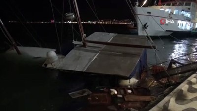  İzmir'de fırtına nedeniyle tekne yan yattı