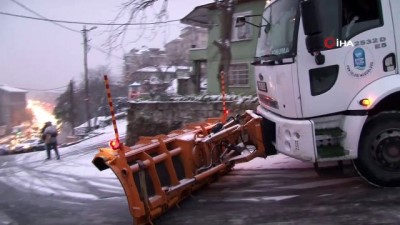 kaygan yol -  Kağıthane’de yoğun kar yağışı nedeniyle araçlar ilerlemekte güçlük çekti Videosu