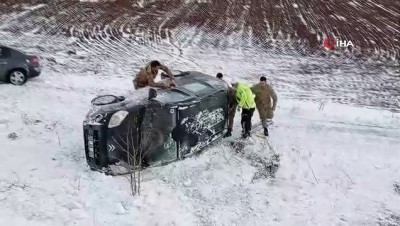  Kar sürgünü kazalara neden oldu, jandarma kaza yapan araçtaki vatandaşları böyle kurtardı