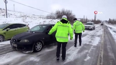  - Kar yağışı etkili oluyor, zincirsiz araç bırakılmıyor