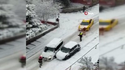 carpma ani -  Karda kayan araç sokağı savaş alanına çevirdi, yolda bekleyen vatandaş ölümden saniyelerle kurtuldu Videosu