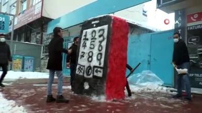 kar topu -  -  Kardan adam yerine kardan cep telefonu yaptılar Videosu