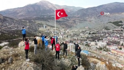 kazma kurek -  Şehitlerin anısına ilçenin en yüksek tepesine çıkıp Türk bayrağı astılar Videosu