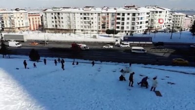 tehlikeli oyun -  TEM Bağlantı yolu kenarında çocukların karda tehlikeli oyunu Videosu
