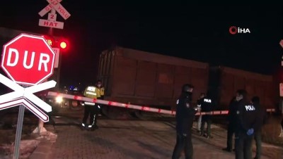hemzemin gecit -  Afyonkarahisar’da hemzemin geçitte tren otomobile çarptı: 2 yaralı Videosu