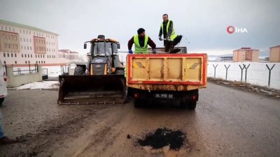  Ağrı’da tahrip olan yollar onarılıyor