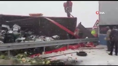 karayollari -  Elazığ’da tırlar çarpıştı, sebze ve meyveler yola saçıldı:3 yaralı Videosu