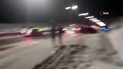  - Gürcistan'da buzlanan yolda 15 araç birbirine girdi