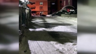 elektrik diregi -  Karda poşetle kayan gençlerin eğlencesi kötü bitti... Poşetle kayan 3 genç direğe böyle çarptı Videosu