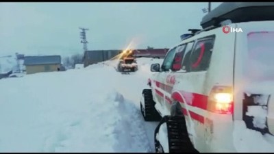  Kardan kapanan yol 5 saatlik çalışmayla açıldı, hasta kadın paletli ambulansla kurtarıldı