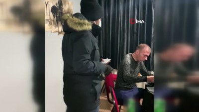 sokaga cikma yasagi -  Kısıtlamayı ihlal ettiler, kumar oynarken baskın yediler Videosu