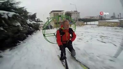  Paramotorla karların üzerinde kayak keyfi yapıyor.. Görenler şaşkına dönüyor