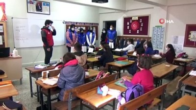 sinav merkezleri -  Sınavlardan arta kalan kalem ve silgilerle öğrencilerin yüzünü güldürdüler Videosu