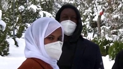 kar yiginlari -  Somali’den tedavi için Bolu’ya gelen ailenin kar sevinci Videosu
