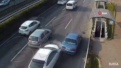 internet sitesi -  Trafik ışıklarını ihlal ettiler, böyle kaza yaptılar Videosu