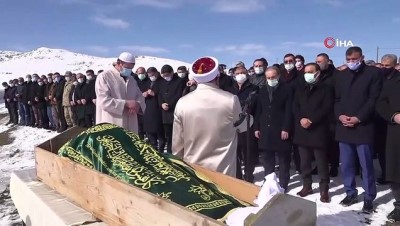 kalp krizi -  Vali Ayhan vefat eden babasının cenazesini kendi kıldırdı Videosu