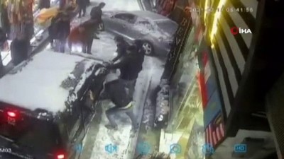 luks otomobil -  Yokuştan kayan aracı böyle durdurmaya çalıştılar Videosu