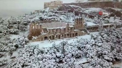  - Yunanistan'da kar yağışıyla birlikte kartpostallık görüntüler oluştu