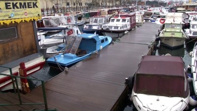 kar yagisi -  Balıkçı barınaklarını mesken tutan su samurlarının kar keyfi Videosu