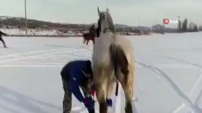 yan etki -  Kar üzerinde atlarıyla birlikte kayak yaptılar Videosu