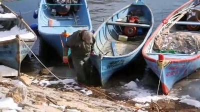 balikci teknesi -  Kıyıları donan gölde balıkçıların buz kırma mesaisi Videosu