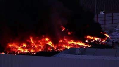 MANİSA - Metal geri dönüşüm fabrikasında yangın (4)