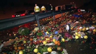  Otomobil ile çarpışan meyve yüklü kamyonet yan yattı: 1 yaralı