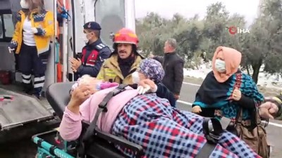  Otomobil zeytinliğe uçtu, itfaiyeci yaşlı kadını sırtında ambulansa taşıdı