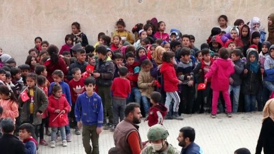 sosyal hizmetler - RASULAYN - Mehmetçik, Barış Pınarı bölgesinde 1000 öğrenciye kırtasiye ve kıyafet yardımı yaptı Videosu