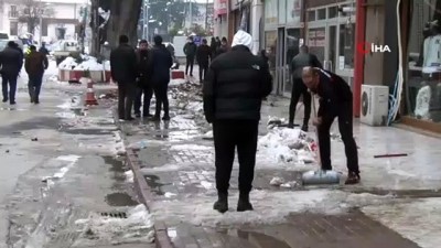 kar yagisi -  Yağan kara dayanamayan 3 iş yerinin tabelası böyle çöktü Videosu