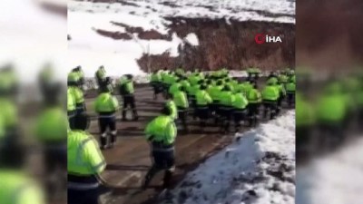 altin madeni -  Altın madeni işçileri 15 TL'lik zamma tepki için eylem yaptı Videosu