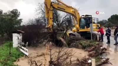 sel baskini -  Aşırı yağışlar Akhisar’da köy yollarını kapattı araziler sular altında kaldı Videosu