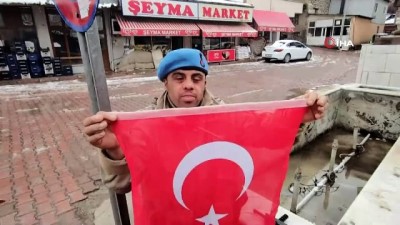  Down'lu Kemal'in vatan ve bayrak sevgisi, komando kıyafeti ile geziyor